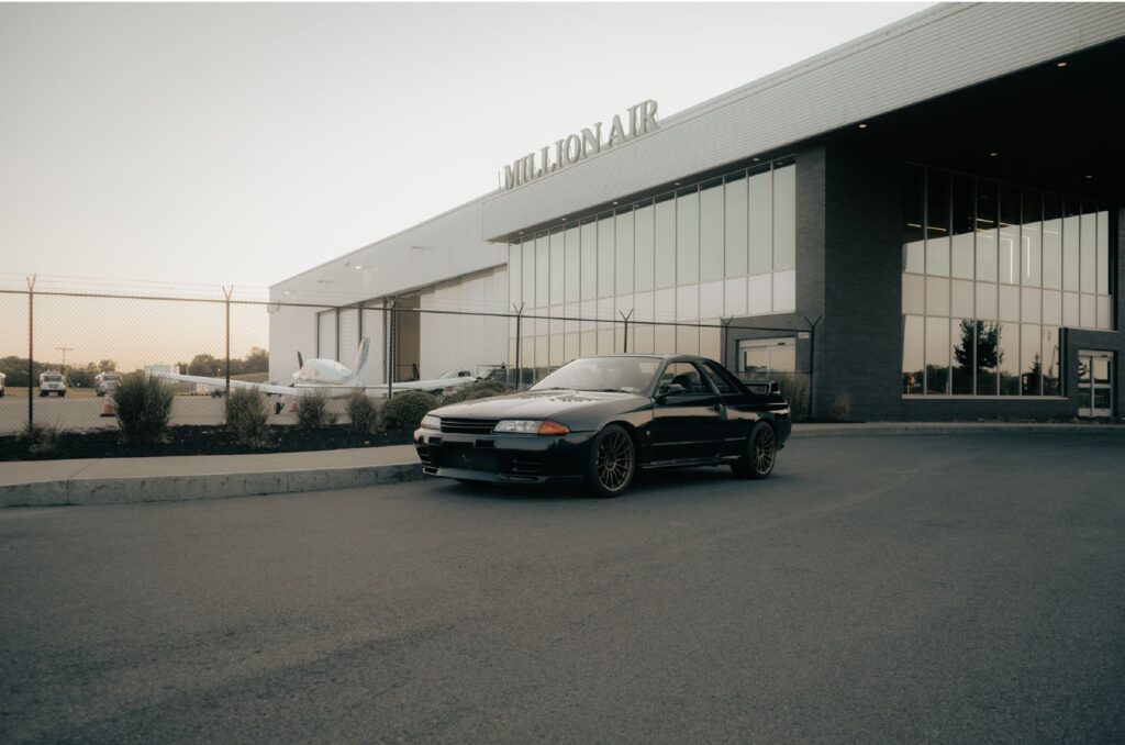 Black car service from JFK to Manhattan at the terminal curb